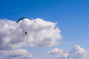 Fallschirmspringer im klaren Himmel foto