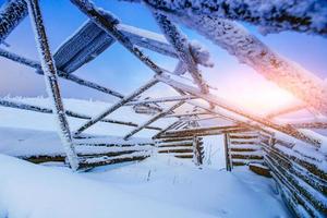 kaputte Hütte aus der Mitte mit Schnee bedeckt foto