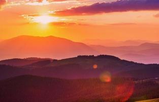 blaue Farbe der Berge bei Sonnenuntergang foto