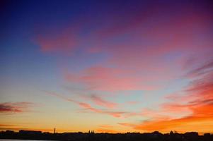 bunter Sonnenuntergang über den Berghügeln foto