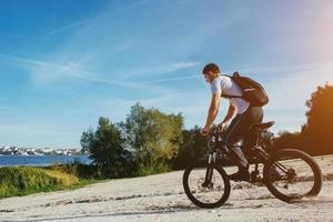 Radfahrer, der Fahrrad fährt foto