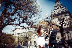 glückliches und liebevolles Paar, das in der Altstadt spazieren geht und Fotos macht