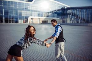 mann und frau gute zeit am flughafen foto