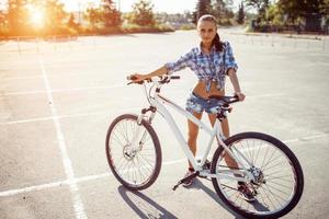 Frau auf einem Fahrrad am Strand foto