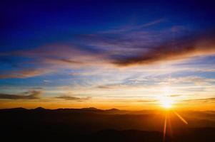 Bunter Himmel mit Sonnenhintergrund in den Bergen foto