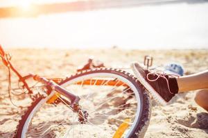 Frau auf einem Fahrrad am Strand foto