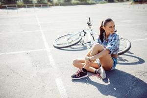 Frau auf einem Fahrrad am Strand foto