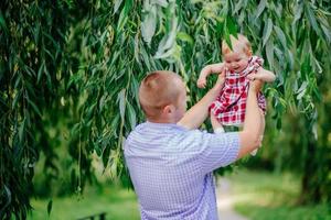 Vater und Tochter. Mann und schönes kleines Mädchen im Freien im Park foto