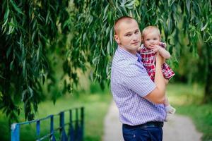 Vater und Tochter. Mann und schönes kleines Mädchen im Freien im Park foto