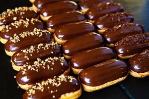 traditionelle französische eclairs mit schokolade. leckerer Nachtisch. hausgemachte Kuchen-Eclairs. süßes Dessertgebäck gefüllt mit Sahne. Schokoladenglasur. foto