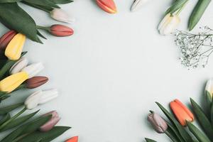 Banner mit Tulpenstrauß in rosa und weißen Farben. konzept des frühlings, frauentag, muttertag, 8. märz, die feiertagsgrüße foto