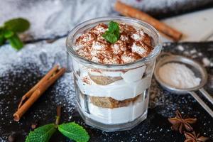 Tiramisu-Kuchen im Glas, klassisches italienisches Dessert mit Mascarpone-Creme und Kakao. selektiver Fokus. foto