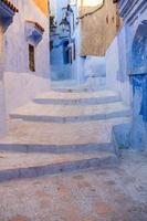 Blaue Straße und Häuser in Chefchaouen, Marokko. schöne farbige mittelalterliche straße in sanfter blauer farbe. foto