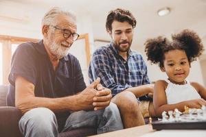 glücklicher familienmoment ältester mit kind kleines mädchen und sohn zu hause glücksmoment beim schachspiel. foto