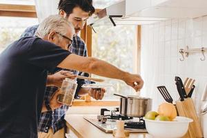 ältere gewürzsuppe mit natürlichen zutaten, die mit einem jungen mann kochen, um zu hause zu bleiben. foto