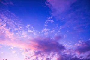 orange und blauer himmel, bunter bewölkter himmel bei sonnenuntergang. Farbverlauf. himmelbeschaffenheit, abstrakter naturhintergrund foto