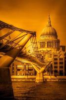 London, Großbritannien, 2008. Millennium Bridge und St. Pauls Cathedral foto