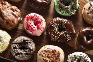 verschiedene hausgemachte Gourmet-Donuts auf einem Hintergrund foto