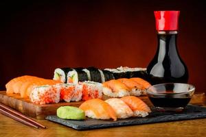 Stillleben mit gemischtem Sushi-Teller