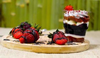 Süßes englisches Trifle-Dessert mit Heidelbeercreme und Erdbeeren. foto