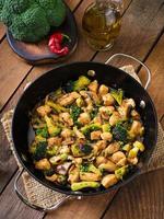 Braten Sie Hühnchen mit Brokkoli und Pilzen - chinesisches Essen foto