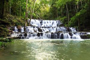 Wasserfall im Namtok Samlan Nationalpark, Saraburi, Thailand foto
