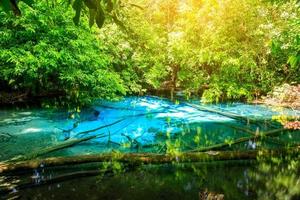 blauer pool, türkisfarbene kristallklare quelle versteckt mitten im wald, krabi, thailand foto