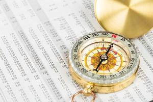 Kompass auf Aktienkursbericht Anlagekonzept foto