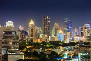 Innenstadt und Geschäftsviertel in Bangkok bei Nacht foto