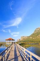 Holzbrücke über einen See im Nationalpark Sam Roi Yod, Prachuap Khiri Khan, Thailand foto