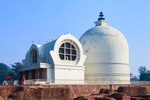 parinirvana stupa und tempel, kushinagar, indien foto