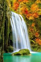 farbenfroher majestätischer wasserfall im nationalparkwald im herbst foto