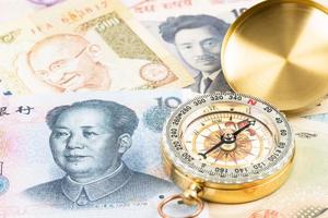 Kompass auf Finanzrichtung des asiatischen Banknotenkonzepts foto