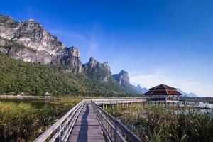 Holzbrücke über einen See im Nationalpark Sam Roi Yod, Prachuap Khiri Khan, Thailand foto