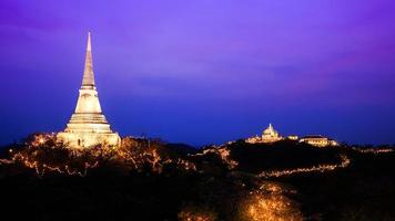 tempel auf der bergspitze im khao wang palast während des festivals, petchaburi, thailand foto