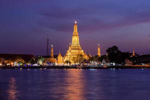 wat arun oder tempel der morgendämmerung in der dämmerung, bangkok, thailand foto