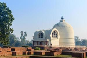 parinirvana stupa und tempel, kushinagar, indien foto