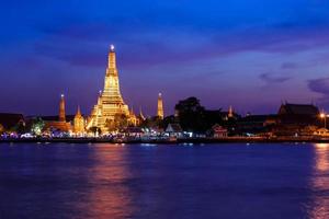 wat arun oder tempel der morgendämmerung in der dämmerung, bangkok, thailand foto