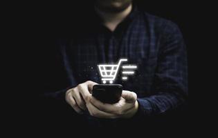 Geschäftsmann mit Smartphone zur Eingabe von Einkaufsbestellungen für Online-Shopping und E-Commerce-Konzept. foto