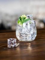 Cocktail mit Limette und Minze foto