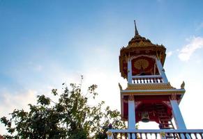 thailändisches Muster auf dem Glockenturm im thailändischen Tempel foto