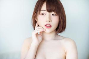 Headshot-Porträt von sexy Mädchen der jungen asiatischen Frau, das als Hintergrundkosmetik-Frauenmake-upmode-Leutemodell verwendet foto