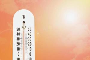 Thermometer mit heißer Temperatur foto