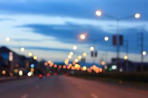 verschwommen vom Auto auf der Straße mit Bokeh-Licht foto