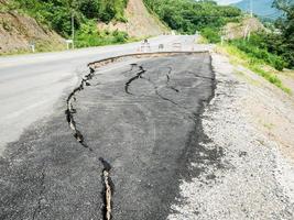 asphaltstraße rissige und gebrochene textur foto