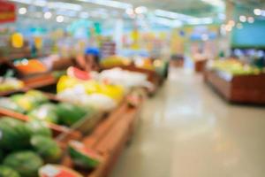 unscharfer hintergrund des supermarktgeschäfts mit bokeh foto