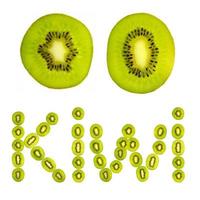 Kiwi-Buchstaben aus Kiwi-Fruchtscheibe foto