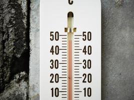 Nahaufnahme-Thermometer, das die Temperatur in Grad Celsius anzeigt foto
