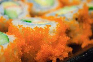 Kalifornien Maki Sushi mit Masago foto