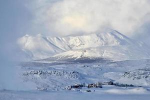 gefrorene landschaft in island mit bergblick foto